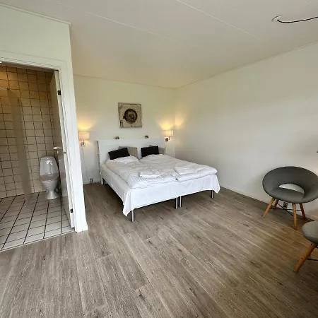 Hotel &